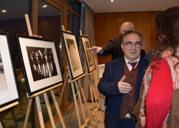 Los asistentes al acto recorren la exposición.