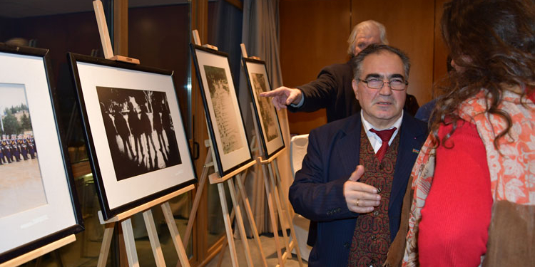 Los asistentes al acto recorren la exposición.