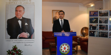 El embajador Anar Maharramov se dirige a los invitados./ Fotos: Azertac