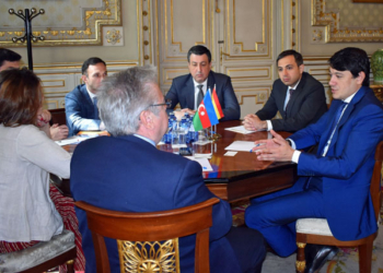 Muradov y Sánchez Amor, durante la reunión que ayer mantuvieron en Madrid./ Foto: Azertac