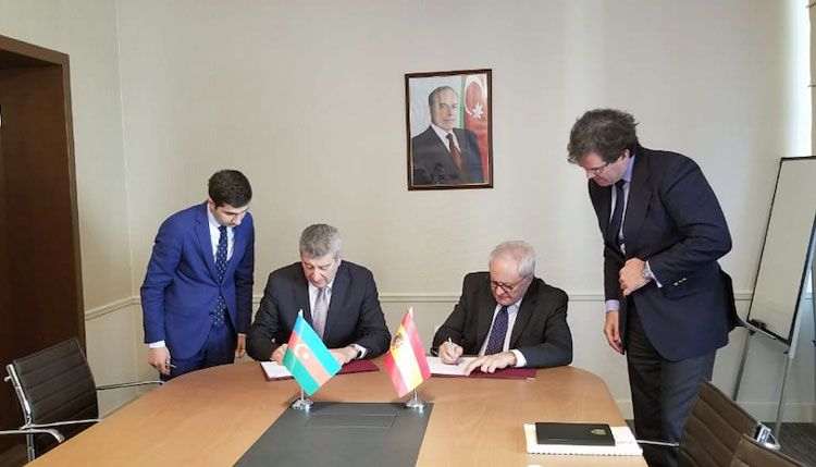 Ramiz Hasanov y Fernando Valenzuela firman el Memorando de Entendimiento./ Foto: Cortesía de la Embajada de Azerbaiyán