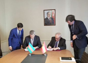 Ramiz Hasanov y Fernando Valenzuela firman el Memorando de Entendimiento./ Foto: Cortesía de la Embajada de Azerbaiyán