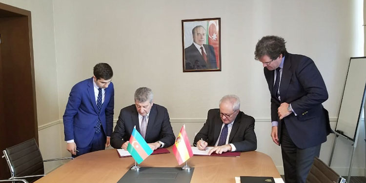 Ramiz Hasanov y Fernando Valenzuela firman el Memorando de Entendimiento./ Foto: Cortesía de la Embajada de Azerbaiyán