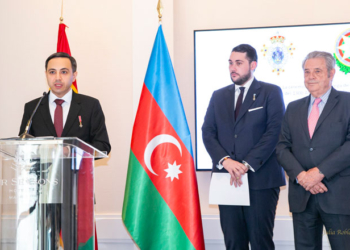 El embajador de Azerbaiyán, condecorado por la Nobleza de Asturias