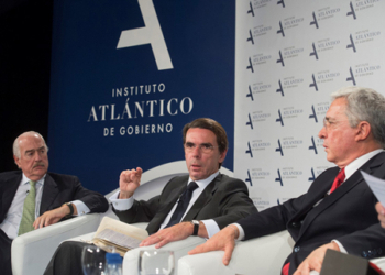 Aznar pide a su “inteligente amigo” Dastis que cambie la política hacia Colombia