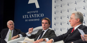 Aznar pide a su “inteligente amigo” Dastis que cambie la política hacia Colombia