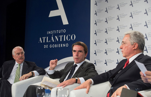 Aznar pide a su “inteligente amigo” Dastis que cambie la política hacia Colombia