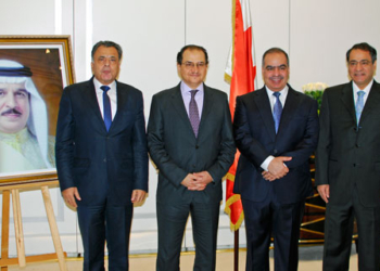 The ambassadors of the Arab League, Saudi Arabia and Kuwait, with their counterpart from Bahrain./ Photos: AR