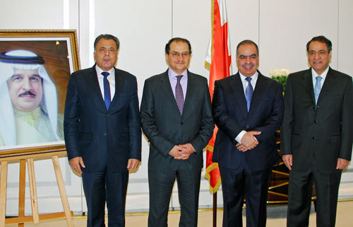 The ambassadors of the Arab League, Saudi Arabia and Kuwait, with their counterpart from Bahrain./ Photos: AR