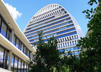 BBVA estudia una posible fusión con Sabadell, que está analizando la propuesta