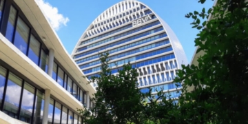 BBVA estudia una posible fusión con Sabadell, que está analizando la propuesta