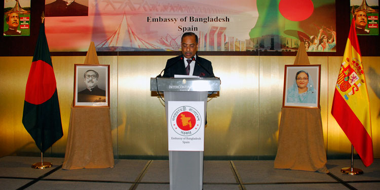 El embajador de Bangladés, durante su discurso./ Fotos: AR