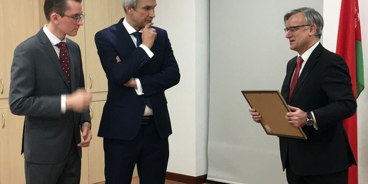 El ex embajador de España ante Bielorrusia, Ignacio Ybáñez, agradece al embajador Pavel Latushka la distinción concedida./ Foto: AR