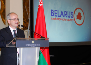 El embajador se dirige a los asistentes a la recepción./ Fotos: AR