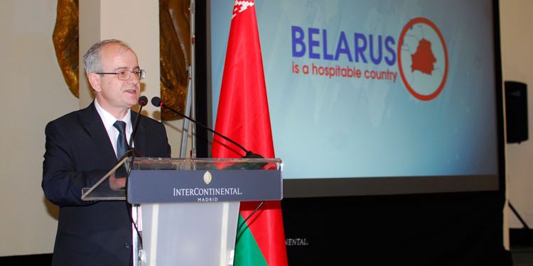 El embajador se dirige a los asistentes a la recepción./ Fotos: AR