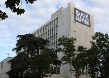 La Embajada de EE UU en Madrid despliega una pancarta en apoyo del ‘Black Lives Matter’