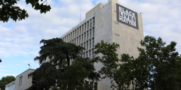 La Embajada de EE UU en Madrid despliega una pancarta en apoyo del ‘Black Lives Matter’