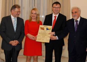 Diploma de ‘El Mundo Diplomático’ al embajador de Bosnia, Darko Zelenika