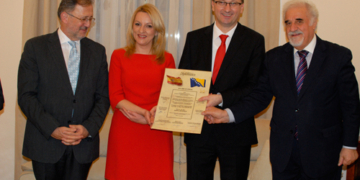 Diploma de ‘El Mundo Diplomático’ al embajador de Bosnia, Darko Zelenika