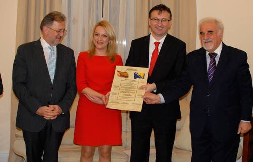 Diploma de ‘El Mundo Diplomático’ al embajador de Bosnia, Darko Zelenika