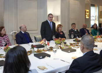 El embajador de Bahréin se dirige a los asistentes ante la atenta mirada de la embajadora de Jordania, y los embajadores de EAU y la Liga Árabe. / Foto: Embajada de Bahréin.