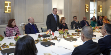 El embajador de Bahréin se dirige a los asistentes ante la atenta mirada de la embajadora de Jordania, y los embajadores de EAU y la Liga Árabe. / Foto: Embajada de Bahréin.