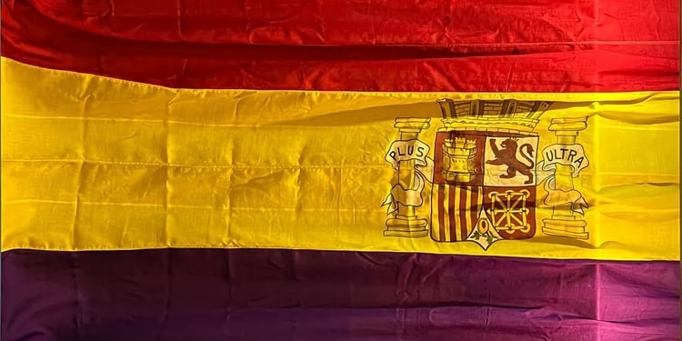 Gibraltar exhibe la bandera de un buque de guerra de la II República española
