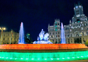 La fuente de Cibeles se ilumina con los colores de la bandera de Azerbaiyán