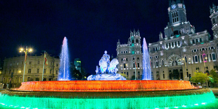 La fuente de Cibeles se ilumina con los colores de la bandera de Azerbaiyán