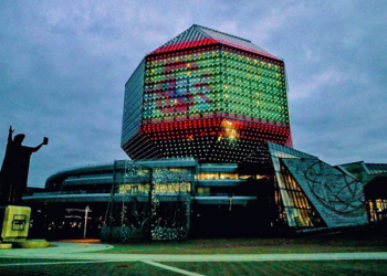 La bandera española, sobre la fachada de la Biblioteca Nacional, en Minsk./ Foto: Embajada de Belarús.