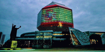 La bandera española, sobre la fachada de la Biblioteca Nacional, en Minsk./ Foto: Embajada de Belarús.