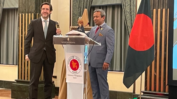 El embajador de Bangladés y el director general para Asia brindan por las relaciones hispano-bengalíes./ Fotos: AR