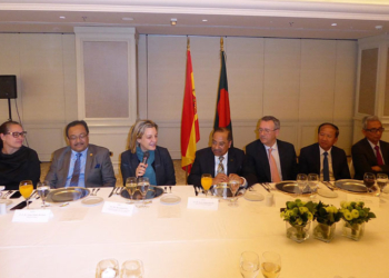 La directora general de Asia-Pacífico, Ana Sálomon, junto al embajador de Bangladés, durante su intervención.