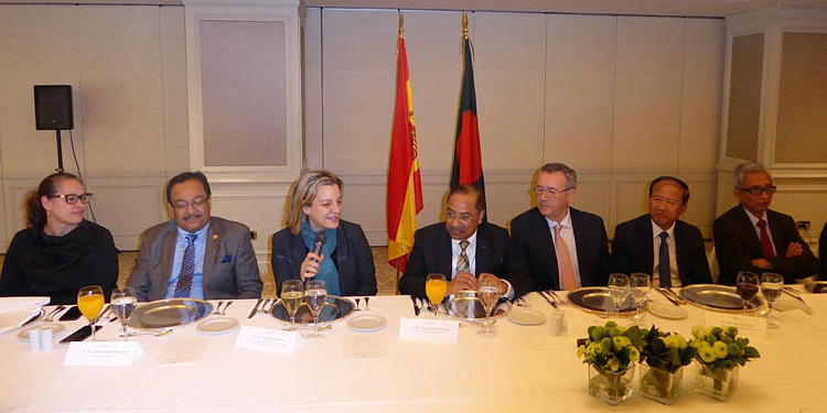 La directora general de Asia-Pacífico, Ana Sálomon, junto al embajador de Bangladés, durante su intervención.
