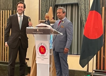 El embajador de Bangladés y el director general para Asia brindan por las relaciones hispano-bengalíes./ Fotos: AR