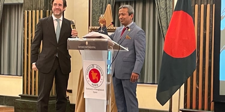 El embajador de Bangladés y el director general para Asia brindan por las relaciones hispano-bengalíes./ Fotos: AR