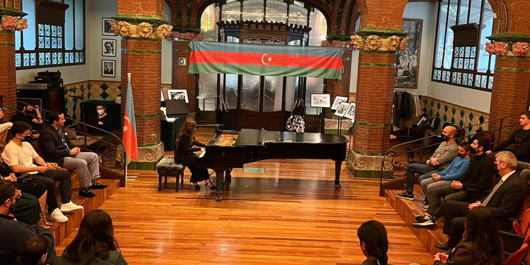 La Embajada de Azerbaiyán conmemora la masacre de Jodyalí en Barcelona