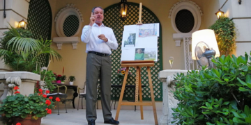 El embajador pronunció unas palabras de despedida./ Fotos: JDL