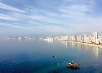 Fusión de azules en un amanecer de invierno en Benidorm