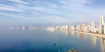 Fusión de azules en un amanecer de invierno en Benidorm