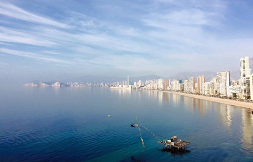 Fusión de azules en un amanecer de invierno en Benidorm