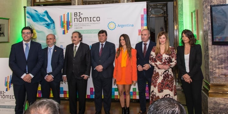 El embajador Ricardo Alfonsín, con los asistentes a la presentación./ Fotos: Cortesía de la Embajada de Argentina