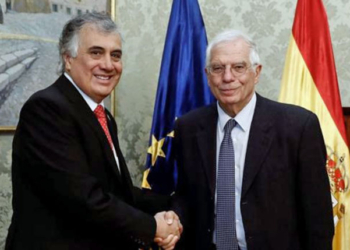 El embajador Jorge Ramiro Tapia con el ministro Josep Borrell./ Foto: Twitter