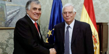 El embajador Jorge Ramiro Tapia con el ministro Josep Borrell./ Foto: Twitter