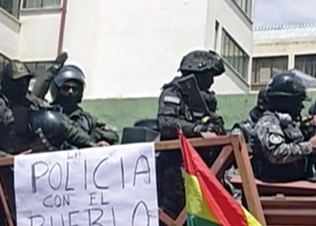 Policías bolivianos muestran su disconformidad con el gobierno de Evo Morales.