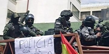 Policías bolivianos muestran su disconformidad con el gobierno de Evo Morales.