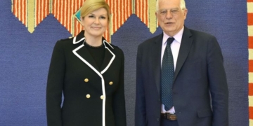 La presidenta croata transmite a Borrell su invitación al Rey para visitar el país