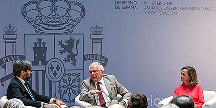 El ministro Josep Borrell, ayer, durante la presentación.