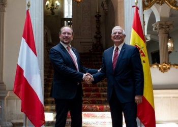 Borrell lamenta que la crisis política en España retrase el acuerdo fiscal con Gibraltar