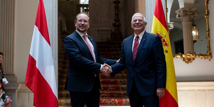 Borrell lamenta que la crisis política en España retrase el acuerdo fiscal con Gibraltar